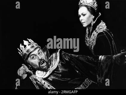 Renato Bruson (Macbeth), Renata Scotto (Lady MACBETH) in MACBETH an der Royal Opera, Covent Garden, London WC2 27/03/1981 Musik: Giuseppe Verdi Libretto: Francesco Maria Piave nach Shakespeare Dirigent: Riccardo Mutti Design: John Napier Lighting: Nick Chelton Choreograf: Eleanor Fazan Regisseur: Elijah Moshinsky Stockfoto