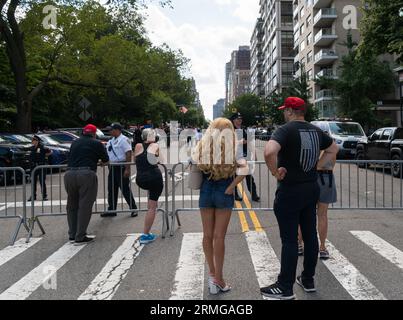 New York City, USA. 27. August 2023. Curtis Sliwa, Gründer der Guardian Angels, und andere lokale Aktivisten protestierten im Gracie Mansion in New York City, NY, über die Art und Weise, wie Bürgermeister Eric Adams die Situation der Migranten in New York City am 27. August 2023 behandelt. (Foto: Steve Sanchez/SIPA USA) Credit: SIPA USA/Alamy Live News Stockfoto