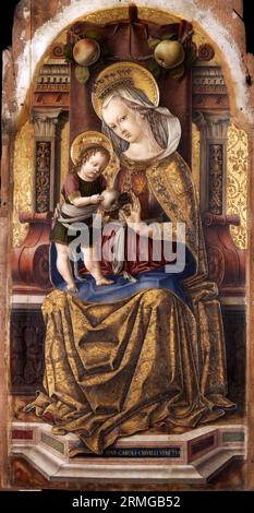 Madonna und Kind thronten von Carlo Crivelli (ca. 1430-1435 - ca. 1495), Tempera und Gold auf Tafel, ca. 1476-7 Stockfoto