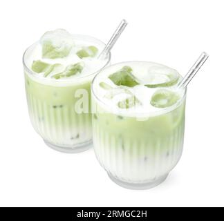 Gläser leckerer Matcha Latte isoliert auf weiß Stockfoto