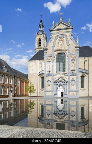 Abtthaus und Barockkirche aus dem 17. Jahrhundert der Prämonstratensischen Abtei Averbode in Scherpenheuvel-Zichem, Flämisch-Brabant, Flandern, Belgien Stockfoto