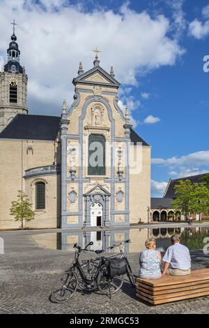 Radfahrer, die vor der Barockkirche des Klosters Averbode in Scherpenheuvel-Zichem aus dem 17. Jahrhundert ruhen, Flämisch-Brabant, Flandern, Belgien Stockfoto