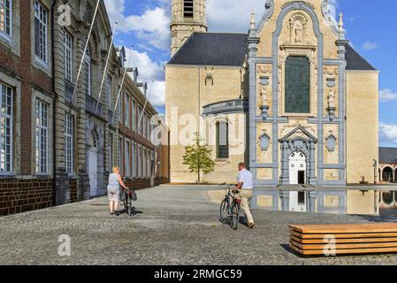 Radfahrer, die vor der Barockkirche des Klosters Averbode in Scherpenheuvel-Zichem aus dem 17. Jahrhundert ruhen, Flämisch-Brabant, Flandern, Belgien Stockfoto