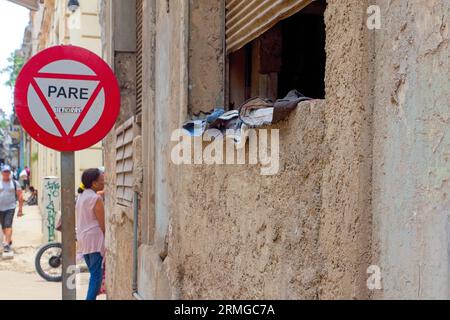 Havanna, Kuba, 2023, Stoppschild und Wäschetrocknung im Fenster Stockfoto