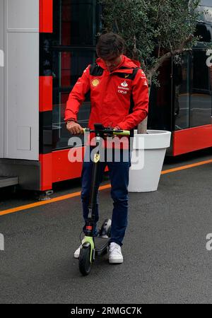 27. August 2023, Circuit Park Zandvoort, Zandvoort, FORMEL 1 HEINEKEN DUTCH GRAND PRIX 2023, im Bild Carlos Sainz Jr. (ESP), Scuderia Ferrari mit einem Elektroroller im Fahrerlager. Stockfoto