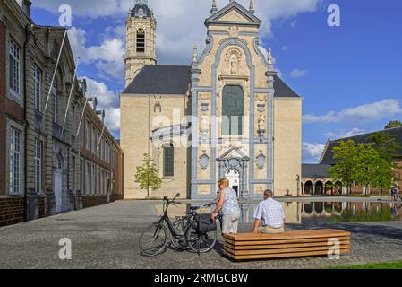 Radfahrer, die vor der Barockkirche des Klosters Averbode in Scherpenheuvel-Zichem aus dem 17. Jahrhundert ruhen, Flämisch-Brabant, Flandern, Belgien Stockfoto