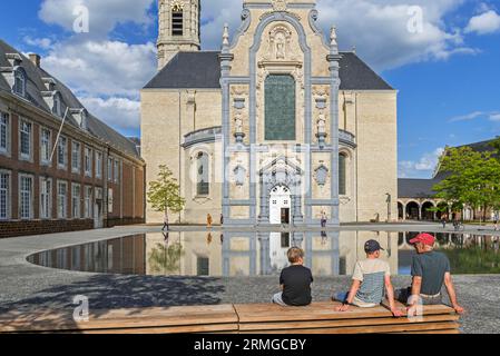 Touristen, die sich vor der Barockkirche der Abtei Averbode aus dem 17. Jahrhundert in Scherpenheuvel-Zichem, Flämisch-Brabant, Flandern, Belgien ausruhen Stockfoto