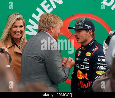 Am 27. August 2023, Circuit Park Zandvoort, Zandvoort, FORMEL 1 HEINEKEN DUTCH GRAND PRIX 2023, im Bild Willem-Alexander, König der Niederlande und seine Frau Königin Maxima gratulieren Max Verstappen (NLD), Oracle Red Bull Racing zu ihrem Sieg. Stockfoto