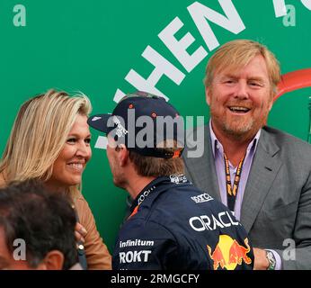 Am 27. August 2023, Circuit Park Zandvoort, Zandvoort, FORMEL 1 HEINEKEN DUTCH GRAND PRIX 2023, im Bild Willem-Alexander, König der Niederlande und seine Frau Königin Maxima gratulieren Max Verstappen (NLD), Oracle Red Bull Racing zu ihrem Sieg. Stockfoto