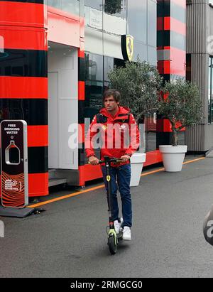 27. August 2023, Circuit Park Zandvoort, Zandvoort, FORMEL 1 HEINEKEN DUTCH GRAND PRIX 2023, im Bild Carlos Sainz Jr. (ESP), Scuderia Ferrari mit einem Elektroroller im Fahrerlager. Stockfoto