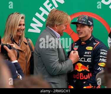 Am 27. August 2023, Circuit Park Zandvoort, Zandvoort, FORMEL 1 HEINEKEN DUTCH GRAND PRIX 2023, im Bild Willem-Alexander, König der Niederlande und seine Frau Königin Maxima gratulieren Max Verstappen (NLD), Oracle Red Bull Racing zu ihrem Sieg. Stockfoto