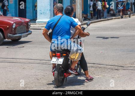 Havanna, Kuba, 2023, Leute im Elektrofahrrad Stockfoto