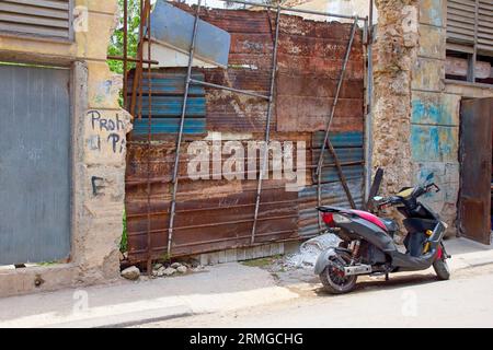 Havanna, Kuba, 2023, Elektrofahrrad durch alten Metallzaun Stockfoto