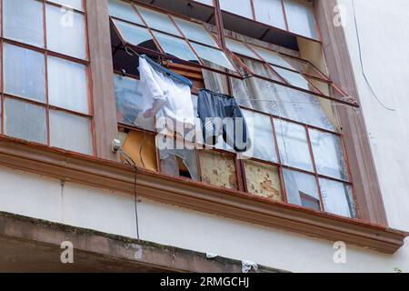 Havanna, Kuba, 2023, Kleidung in altem Glasfenster Stockfoto