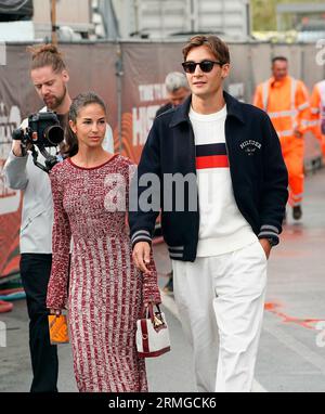 27. August 2023, Circuit Park Zandvoort, Zandvoort, FORMEL 1 HEINEKEN DUTCH GRAND PRIX 2023, in dem Bild George Russell (GBR), Mercedes-AMG Petronas Formel-1-Team mit Freundin Carmen Montero Mundt. Stockfoto
