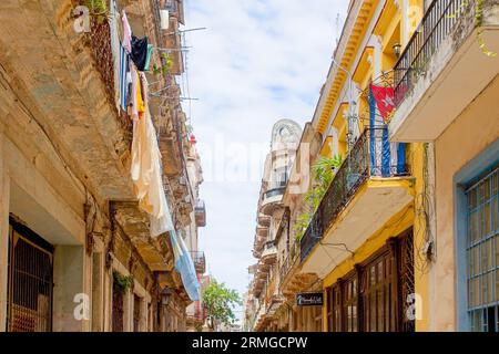 Havanna, Kuba, 2023, kubanische Flagge auf dem Balkon eines Gebäudes Stockfoto