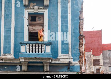 Havanna, Kuba, 2023, Wäschetrockner auf dem Balkon Stockfoto