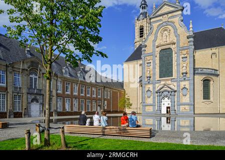 Touristen, die sich vor der Barockkirche der Abtei Averbode aus dem 17. Jahrhundert in Scherpenheuvel-Zichem, Flämisch-Brabant, Flandern, Belgien ausruhen Stockfoto