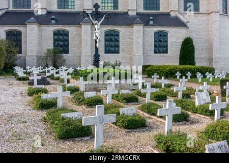 Weiße Kreuze auf norbertinischen Gräbern auf dem Friedhof der Prämonstratenserabtei Averbode, Scherpenheuvel-Zichem, Flämisch-Brabant, Flandern, Belgien Stockfoto