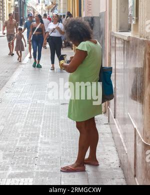 Havanna, Kuba, 2023 Leute auf Gehweg Stockfoto