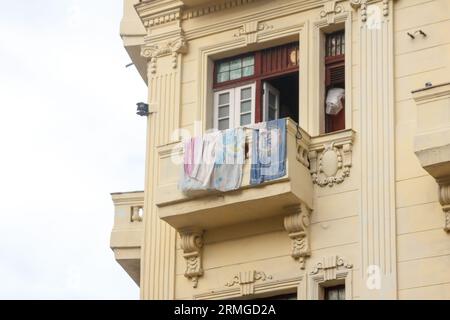 Havanna, Kuba, 2023, Wäschetrockner auf dem Balkon Stockfoto