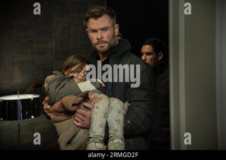 Extraktion 2 Chris Hemsworth & Mariami Kovziashvili Stockfoto