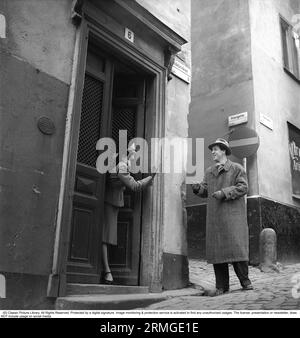 1940er-Jahre-Paar. Ein Paar, das in einer Straße in der Altstadt von Stockholm abgebildet ist. Es sind die Schauspieler Karl-Arne Holmsten und Irene Söderblom, die in dem Film Hotell Kåkbrinken in diesem Teil der Stadt zu sehen sind. Schweden 1946. Foto Kristoffersson Y5-5 Stockfoto