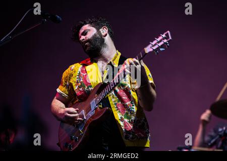 Paris, Frankreich. 27. August 2023. Yannis Philippakis von der Fohlenband tritt während des Live-Konzerts auf der Bühne auf. Der letzte Tag der 20. Auflage des französischen Musikfestivals Rock en seine wurde von den neuen yorkern The Strokes in der Domaine National de Saint-Cloud mit Schlagzeilen versehen. Quelle: SOPA Images Limited/Alamy Live News Stockfoto
