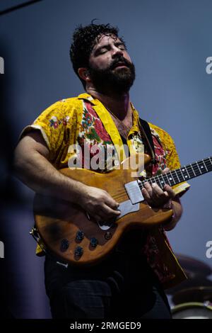 Paris, Frankreich. 27. August 2023. Yannis Philippakis von der Fohlenband tritt während des Live-Konzerts auf der Bühne auf. Der letzte Tag der 20. Auflage des französischen Musikfestivals Rock en seine wurde von den neuen yorkern The Strokes in der Domaine National de Saint-Cloud mit Schlagzeilen versehen. Quelle: SOPA Images Limited/Alamy Live News Stockfoto