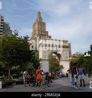 New York, USA - 21. Juli 2023: New Yorker genießen einen schönen Tag am Washington Square Parkbogen. Stockfoto