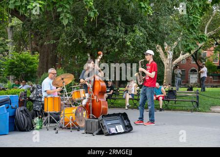 New York, USA - 21. Juli 2023: Eine drei-Männer-Jazzband, die im Washington Square Park spielt. Stockfoto