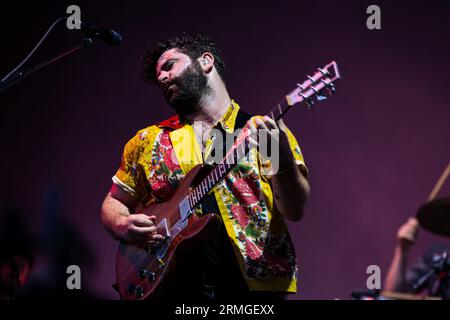 Paris, Frankreich. 27. August 2023. Yannis Philippakis von der Fohlenband tritt während des Live-Konzerts auf der Bühne auf. Der letzte Tag der 20. Auflage des französischen Musikfestivals Rock en seine wurde von den neuen yorkern The Strokes in der Domaine National de Saint-Cloud mit Schlagzeilen versehen. (Foto: Telmo Pinto/SOPA Images/SIPA USA) Credit: SIPA USA/Alamy Live News Stockfoto