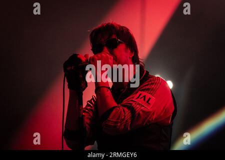 Paris, Frankreich. 27. August 2023. Julian Casablancas von der Strokes Band tritt während des Live-Konzerts auf der Bühne auf. Der letzte Tag der 20. Auflage des französischen Musikfestivals Rock en seine wurde von den neuen yorkern The Strokes in der Domaine National de Saint-Cloud mit Schlagzeilen versehen. (Foto: Telmo Pinto/SOPA Images/SIPA USA) Credit: SIPA USA/Alamy Live News Stockfoto