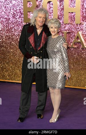 Brian May und Anita Dobson nehmen an der Weltpremiere von „Bohemian Rhapsody“ in der SSE Arena Wembley in London Teil. Stockfoto