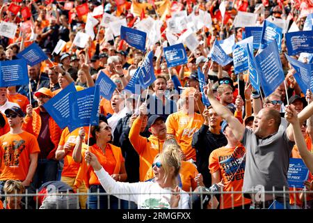 Zandvoort, Niederlande. 27. August 2023. Zuschauer, F1 Grand Prix der Niederlande auf dem Circuit Zandvoort am 27. August 2023 in Zandvoort, Niederlande. (Foto von HIGH TWO) Credit: dpa/Alamy Live News Stockfoto
