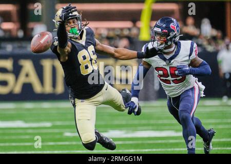 New Orleans, Louisiana, USA. 27. August 2023. (L-R) der New Orleans Saints Wide Receiver SHAQUAN DAVIS verpasst einen Pass, als GRAYLAND ARNOLD von Houston Texans Safety in einem NFL-Vorbereitungsspiel beobachtet. Die Texaner haben die Heiligen 17-13 geschlagen. (Bild: © Dan Anderson/ZUMA Press Wire) NUR REDAKTIONELLE VERWENDUNG! Nicht für kommerzielle ZWECKE! Stockfoto