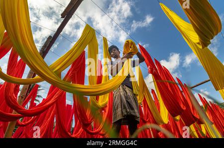 Gefärbte Kleidung in verschiedenen Farben wird in der Sonne getrocknet. Stockfoto