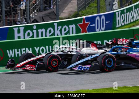 Zandvoort, Niederlande. 27. August 2023. #20 Kevin Magnussen (DNK, MoneyGram Haas F1 Team), #31 Esteban Ocon (FRA, BWT Alpine F1 Team), F1 Grand Prix der Niederlande auf dem Circuit Zandvoort am 27. August 2023 in Zandvoort, Niederlande. (Foto von HIGH TWO) Credit: dpa/Alamy Live News Stockfoto