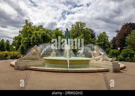 Springbrunnen und eine Statue von Admiral Bruat im Zentrum von „Champ de Mars“, einem Stadtpark von Colmar, geboren im 18. Jahrhundert in Colmar und verewigt in Stockfoto