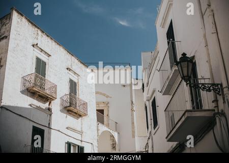 Details der engen Gassen von Ostuni, Italien Stockfoto