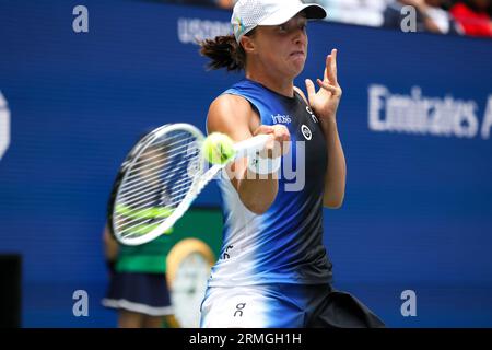 Flushing Meadows, New York, USA. 28. August 2023. IgA Swiatek aus Polen, die in der ersten Runde gegen Rebecca Peterson aus Schweden im US-Open Credit in Aktion war: Adam Stoltman/Alamy Live News Stockfoto