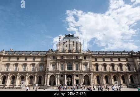 Paris, Frankreich. August 2023. Außenaufnahme des Louvre-Museums. Quelle: Silas Stein/dpa/Alamy Live News Stockfoto