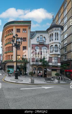 Einzigartiges Wohngebäude in einer der Straßen von Luarca in Asturien, Spanien Stockfoto