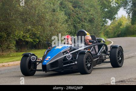 Whittlebury, Northants, UK - 26. August 2023: Ariel Atom Sportwagen fährt auf einer englischen Landstraße Stockfoto