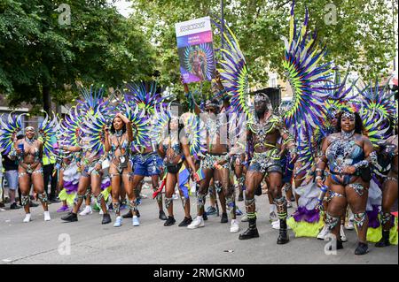 London, Großbritannien. August 28, 2023. Der Notting Hill Carnival 2023 war mit ausgeklügelten Wagen und kostümierten Künstlern ausgestattet, die sich während der Karnevalsparade durch die Straßen schlängelten. Tanzen Sie zu Stahlbands und Kalypso-Musik, erkunden Sie die köstlichen Imbissstände entlang der Strecke und genießen Sie eine friedliche Gemeinschaft für alle. Kredit: Siehe Li/Picture Capital/Alamy Live News Stockfoto