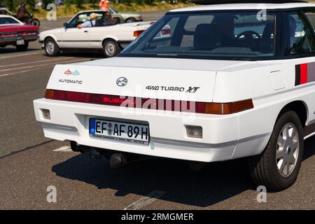 Waltershausen - 10. Juni 2023: Ein Subaru XT Turbo parkt vor einem Burgenland-Klassiker. Rückansicht Stockfoto