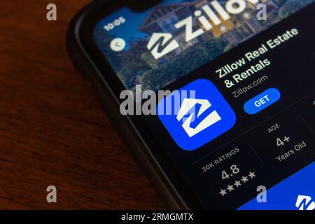 Nahaufnahme der Zillow-App im App Store auf dem iPhone-Bildschirm. Zillow Group, Inc. Ist ein US-amerikanisches technisches Immobilienmarktunternehmen Stockfoto