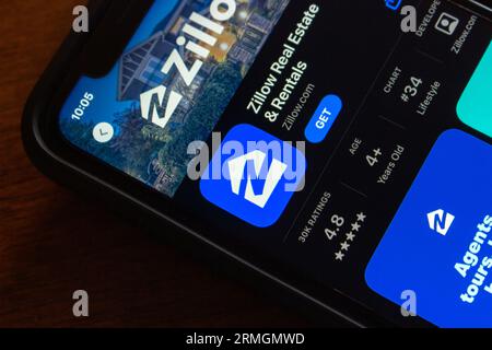 Nahaufnahme der Zillow-App im App Store auf dem iPhone-Bildschirm. Zillow Group, Inc. Ist ein US-amerikanisches technisches Immobilienmarktunternehmen Stockfoto