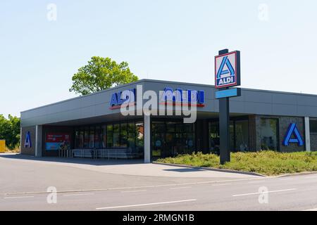 Waltershausen, Deutschland - 11. Juni 2023: Blick auf einen ALDI-Supermarkt in einer deutschen Stadt. Stockfoto