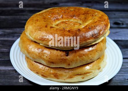 Tandyr nan usbekisches Brot, eine Art zentralasiatisches Brot, das oft mit Stempelmustern auf den Teig mit einem Brotstempel verziert wird, der als Chekich al bekannt ist Stockfoto